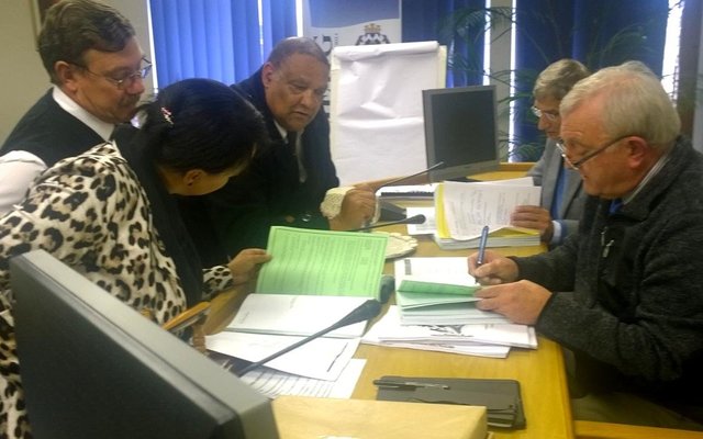 Die nuwe Speaker van die Overberg se Distriksmunisipaliteit, rhr Johan Niewoudt, word hiervoor die eerste vergadering wat hy sou lei, touwys gemaak deur Alison Thompson, persoonlike assistent  van die munisipalebestuurder, mnr JCP Tesselaar, direkteur van finansies, Burgemeester Lincoln de Bruyn, en Munisipale Bestuurder David Beretti.